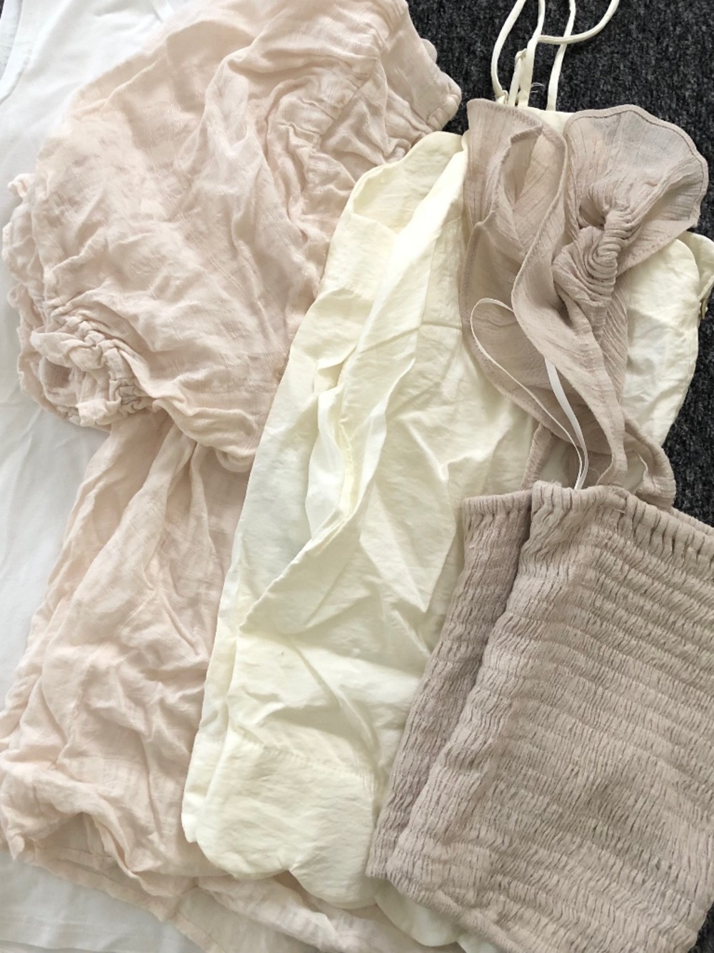 {Bundle of 4} Sweet cream & white tops S